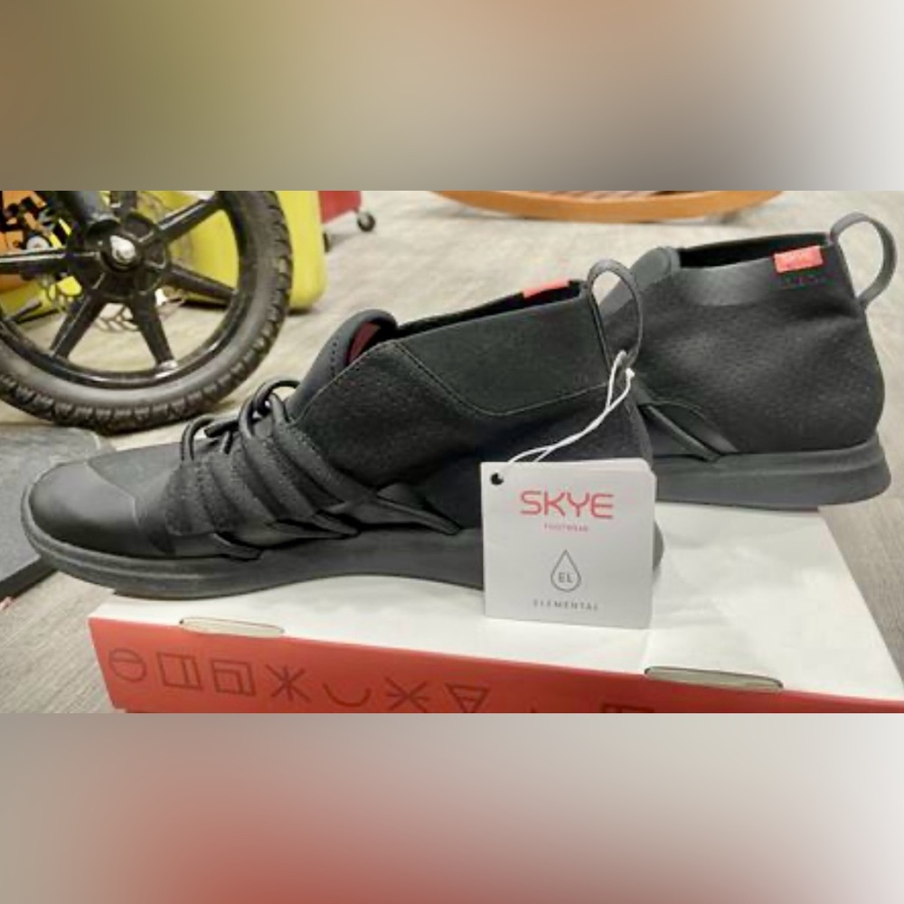 Skye Unisex Hi-top sneakers, Men’s 8 or Women’s 9.5 and the colour is black.
